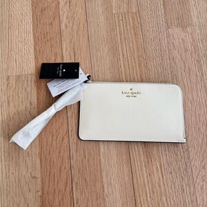 Kate Spade Lucy Wristlet in Meringue